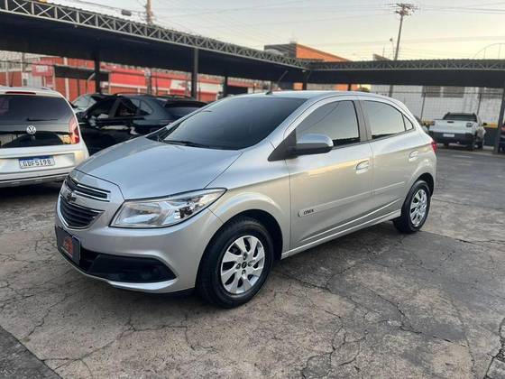 CHEVROLET ONIX 1.0 MPFI LT 8V FLEX 4P MANUAL CHEVROLET ONIX 1.0 MPFI LT 8V FLEX 4P MANUAL